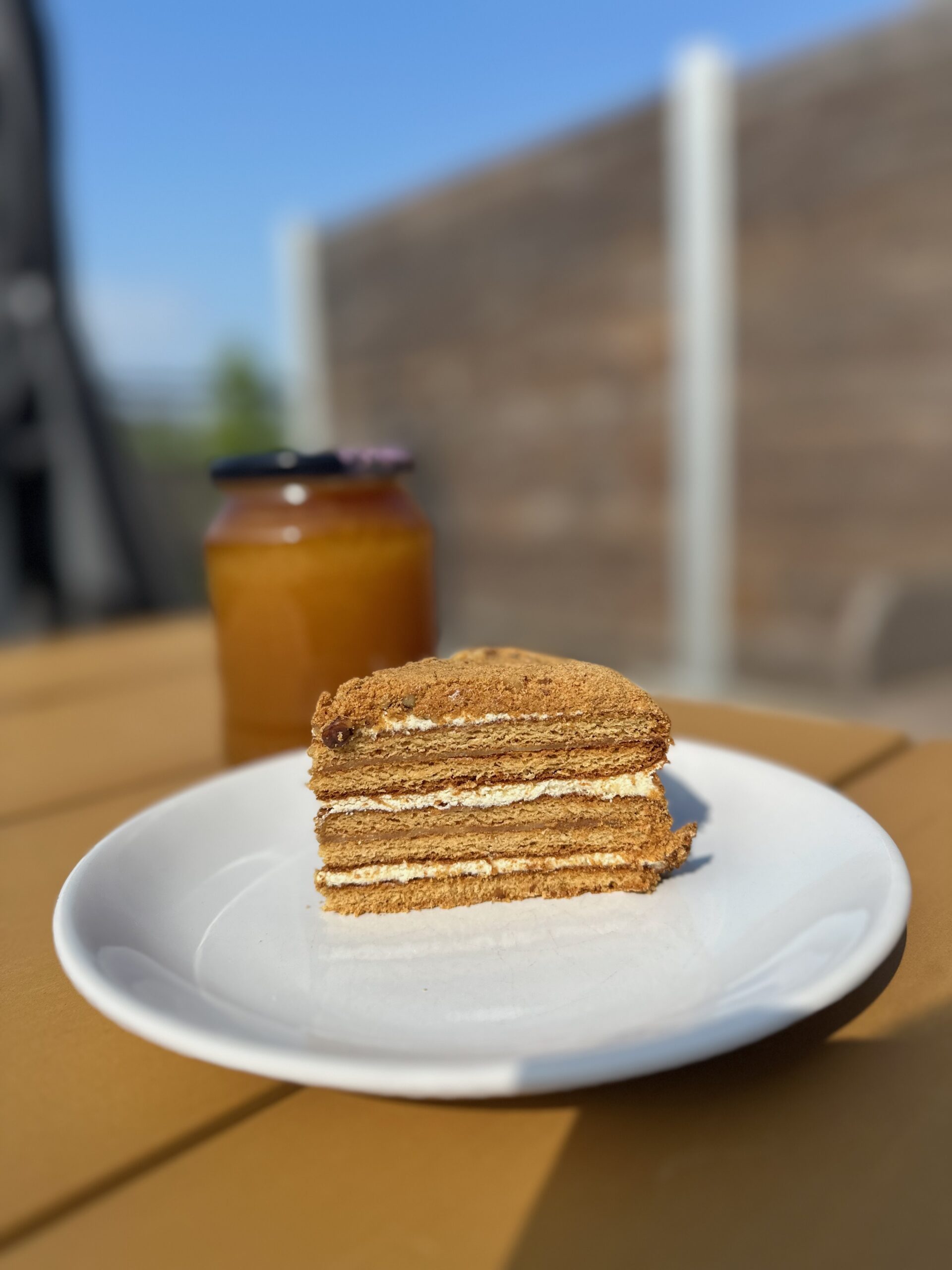 Une part de medovnik, gâteau traditionnel tchèque au miel